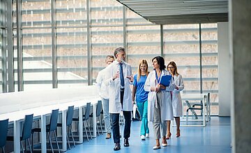 Bild zeigt Ärtze im Krankenhausflur